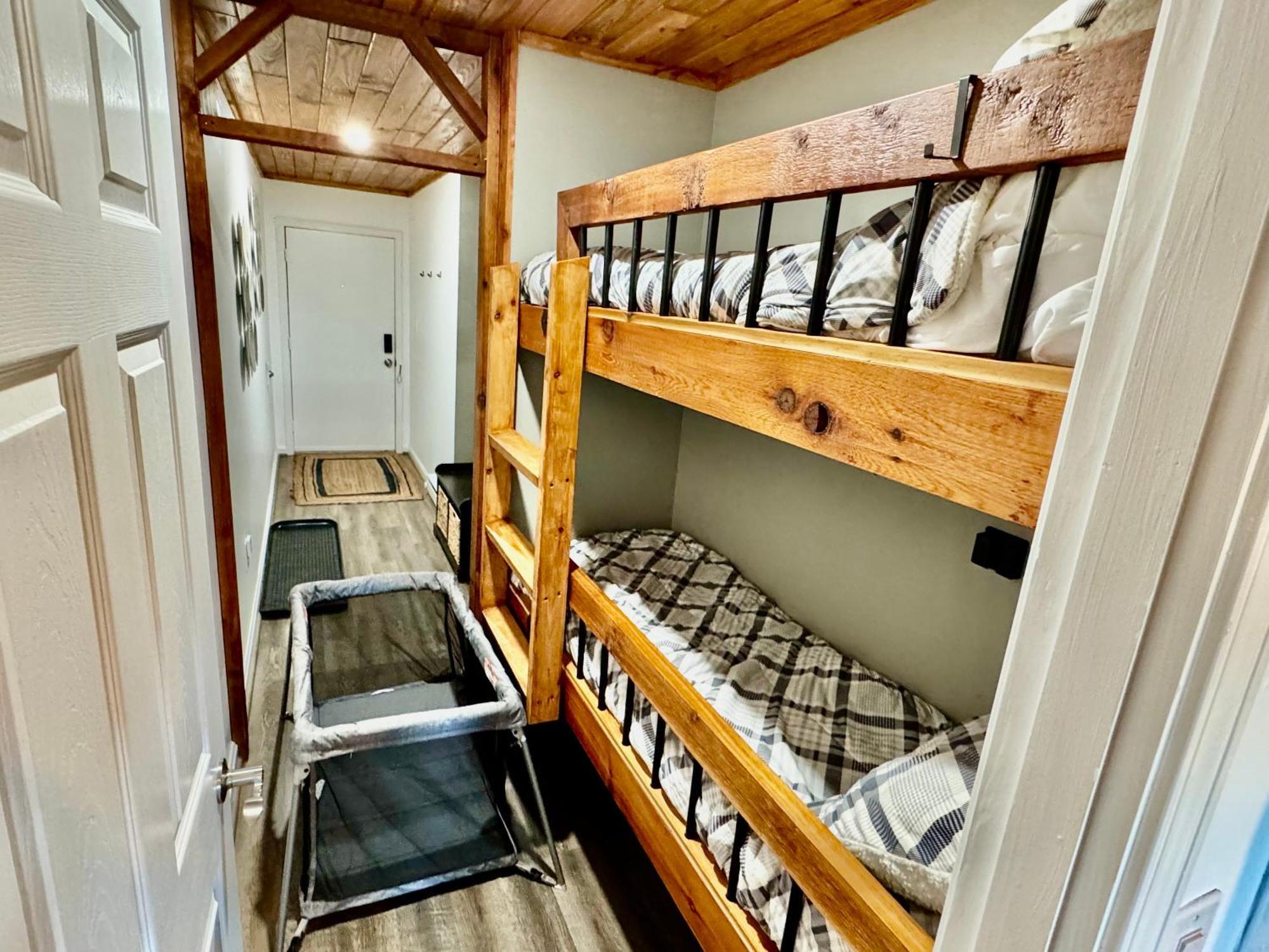 The Sugar Suite - Renovated With A View! Ac! Pool, Hot Tub, Sauna, Gym, Ev Sugar Mountain Luaran gambar